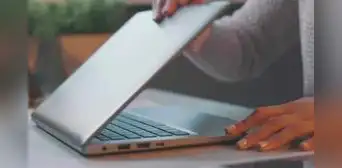 ¿Sabías que puedes hacer que tu laptop siga encendida aunque cierres la tapa? Te enseñamos