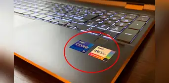 ¿Por qué no es recomendable que retires los stickers que vienen adheridos en tu laptop?