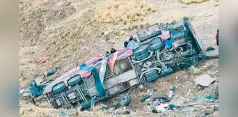 Ayacucho: 25 muertos deja caída de bus a un abismo Ayacucho: 25 muertos deja caída de bus a un abismo
