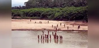Revelan impactantes imágenes que muestran presencia de madereros en un pueblo indígena no contactado Revelan impactantes imágenes que muestran presencia de madereros en un pueblo indígena no contactado
