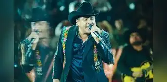 Julión Álvarez sufre acoso de fan durante show y usuarios lo defienden en redes: "Mi señorón merece respeto"