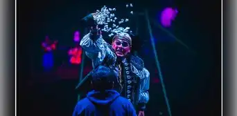 Circo de Agua: Espectáculo acuático presenta un barco, piratas y sirenas bajo la carpa