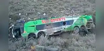 Arequipa: Conductor de bus sobrevive luego de que su vehículo cayera a un barranco de 200 metros Arequipa: Conductor de bus sobrevive luego de que su vehículo cayera a un barranco de 200 metros