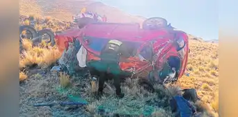 Volcadura de auto en vía Juliaca-Arequipa deja un fallecido y 5 heridos: entre ellos un bebé Volcadura de auto en vía Juliaca-Arequipa deja un fallecido y 5 heridos: entre ellos un bebé