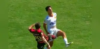 La brutal plancha de Calcaterra que le costó la roja y lo deja fuera del clásico ante Alianza Lima La brutal plancha de Calcaterra que le costó la roja y lo deja fuera del clásico ante Alianza Lima