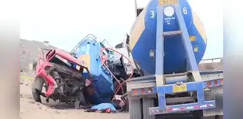 Conductor de cisterna fallece tras chocar con otro camión en Lurín: víctima quedó atrapada Conductor de cisterna fallece tras chocar con otro camión en Lurín: víctima quedó atrapada