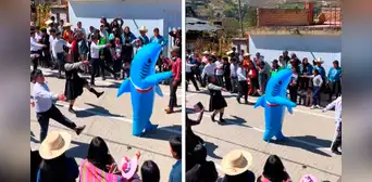 Hombre en Perú sorprende al salir disfrazado de tiburón para desfilar por Fiestas Patrias