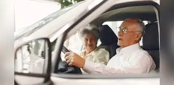 ¿Mayores de 70 años pueden manejar vehículos en Perú? Esta es la edad máxima para tener licencia de conducir, según reglamento del MTC ¿Mayores de 70 años pueden manejar vehículos en Perú? Esta es la edad máxima para tener licencia de conducir, según reglamento del MTC