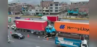Triple choque en Vía Evitamiento: impacto entre dos camiones y un auto en El Agustino deja un muerto