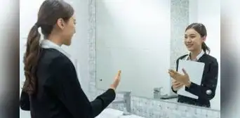 El VERDADERO significado de hablar solo: esto dice experto en Psiquiatría