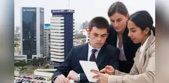 Sueldos en bancos y seguros: lo que pueden ganar gerentes, asistentes y practicantes en estos sectores Sueldos en bancos y seguros: lo que pueden ganar gerentes, asistentes y practicantes en estos sectores