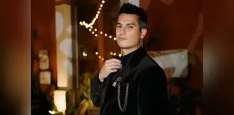 Pipe Bueno obtiene su residencia en México y firma contrato con Warner Music Pipe Bueno obtiene su residencia en México y firma contrato con Warner Music