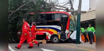 Fatal accidente en av. Brasil deja un muerto y 31 heridos: bus atropelló a peatón y quedó atascado en poste de luz Fatal accidente en av. Brasil deja un muerto y 31 heridos: bus atropelló a peatón y quedó atascado en poste de luz