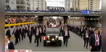 Seguridad de Dina Boluarte impide el paso a reportero de Latina durante su traslado al Desfile Militar 2024