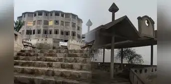 La inmensa mansión abandonada en los cerros de SJL: tiene 4 pisos, varias cocinas y una sala de recepciones