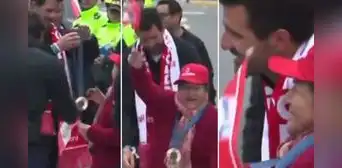 Stefano Peschiera protagonizó emotivo momento: le puso a su nana la medalla de bronce de París 2024