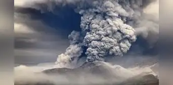 Volcán Shiveluch entra en erupción en Rusia tras fuerte sismo de 7,0 y deja gran columna de cenizas Volcán Shiveluch entra en erupción en Rusia tras fuerte sismo de 7,0 y deja gran columna de cenizas
