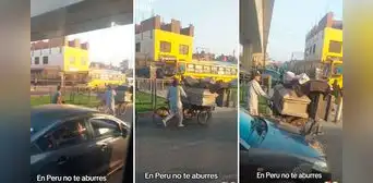 Conductor capta a recicladores llevando un ataúd usado en su triciclo: “En Perú no te aburres”