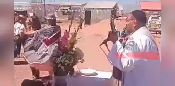 Sacerdote en Puno toma su guitarra, canta huaynos y hace bailar a sus feligreses durante misa Sacerdote en Puno toma su guitarra, canta huaynos y hace bailar a sus feligreses durante misa