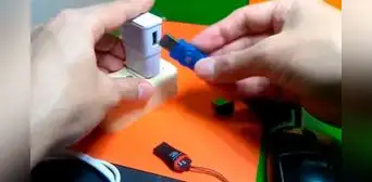 ¿Qué pasa si conectas una memoria USB al cargador del celular y lo enchufas a la corriente?