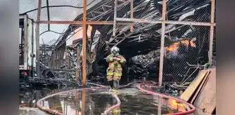 Bomberos luchan contra incendio en Breña tras más de 24 horas y el fuego se reaviva Bomberos luchan contra incendio en Breña tras más de 24 horas y el fuego se reaviva