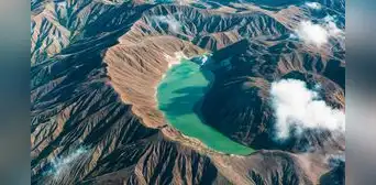 La laguna color verde esmeralda de Colombia: razones científicas y leyendas locales sobre su extraña coloración La laguna color verde esmeralda de Colombia: razones científicas y leyendas locales sobre su extraña coloración