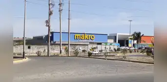 Asaltan a trabajadores de Makro en Piura y les quitan hasta uniformes durante empadronamiento Asaltan a trabajadores de Makro en Piura y les quitan hasta uniformes durante empadronamiento