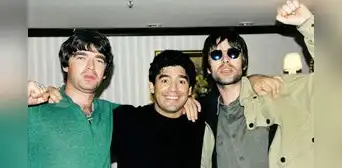 La noche en que Liam y Noel Gallagher, de Oasis, conocieron a Maradona y amenazó con dispararles