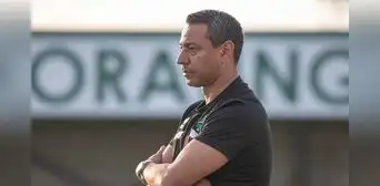 Nolberto Solano fue despedido tras dejar a equipo de la séptima división inglesa en zona de descenso Nolberto Solano fue despedido tras dejar a equipo de la séptima división inglesa en zona de descenso