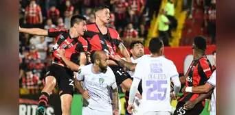 Alajuelense sigue firme en la Copa Centroamericana: venció 2-1 a Comunicaciones y es líder del grupo Alajuelense sigue firme en la Copa Centroamericana: venció 2-1 a Comunicaciones y es líder del grupo