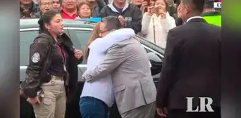 El efusivo abrazo de Dina Boluarte a Juan Santiváñez tras difusión de audios: presidenta expresa su respaldo a ministro El efusivo abrazo de Dina Boluarte a Juan Santiváñez tras difusión de audios: presidenta expresa su respaldo a ministro