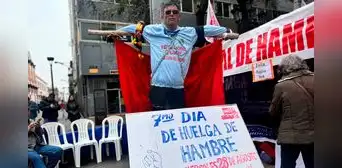 Héctor Sinchi, el maestro peruano que lleva 48 horas colgado en una cruz de madera por huelga de hambre del Sutep