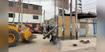 Vecino construyó una cochera ilegal en una vía pública de SJM que operó por más de 10 años con permisos falsos Vecino construyó una cochera ilegal en una vía pública de SJM que operó por más de 10 años con permisos falsos