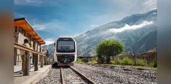 El único país de América Latina con un tren solar y panorámico: fue fabricado por una empresa de China