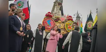 Dina Boluarte carga el anda de Santa Rosa de Lima, pero evitó declarar a la prensa