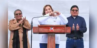 Dina Boluarte dice que abrazó a Juan Santiváñez porque "hace un buen trabajo" pese a crisis en inseguridad Dina Boluarte dice que abrazó a Juan Santiváñez porque "hace un buen trabajo" pese a crisis en inseguridad