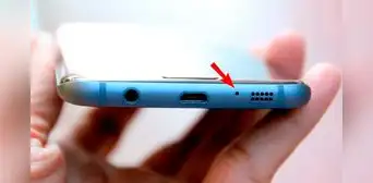 ¿Para qué sirve el pequeño agujero que tu celular tiene en la parte baja? Te explicamos ¿Para qué sirve el pequeño agujero que tu celular tiene en la parte baja? Te explicamos