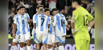 Lo sufre Ricardo Gareca:  Argentina goleó 3-0 a  Chile en el Monumental y es más líder que nunca