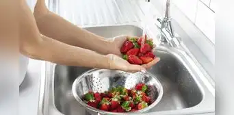 Estos son los 4 pasos para lavar correctamente las fresas y evitar problemas de salud