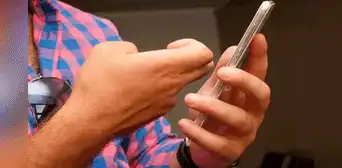 ¿Qué pasa si tocas 2 veces la pantalla del teléfono con tus nudillos? Te lo revelamos ¿Qué pasa si tocas 2 veces la pantalla del teléfono con tus nudillos? Te lo revelamos