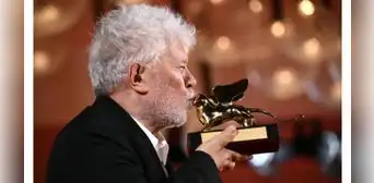 Pedro Almodóvar tras ganar en Venecia: Es mi primera película en inglés, pero el espíritu es español Pedro Almodóvar tras ganar en Venecia: Es mi primera película en inglés, pero el espíritu es español