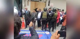Profesores de los institutos públicos siguen en huelga y exigen nombrarse Profesores de los institutos públicos siguen en huelga y exigen nombrarse