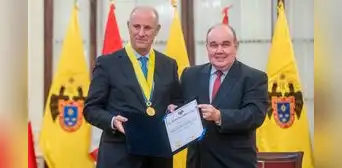 Rafael López Aliaga condecoró a Javier González-Olaechea a días de salir del Gabinete de Dina Boluarte Rafael López Aliaga condecoró a Javier González-Olaechea a días de salir del Gabinete de Dina Boluarte