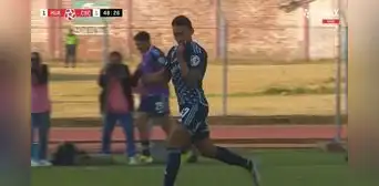 'Canchita' Gonzáles anotó su primer gol con Sporting Cristal, celebró besando el escudo, pero VAR se lo anuló por offside