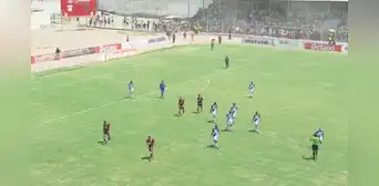 Universitario vs. Alianza Atlético: partido se paralizó por invasión de hinchas en las tribunas Universitario vs. Alianza Atlético: partido se paralizó por invasión de hinchas en las tribunas