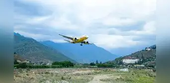 Este aeropuerto es uno de los más peligrosos del mundo: solo 50 pilotos están calificados para aterrizar allí Este aeropuerto es uno de los más peligrosos del mundo: solo 50 pilotos están calificados para aterrizar allí