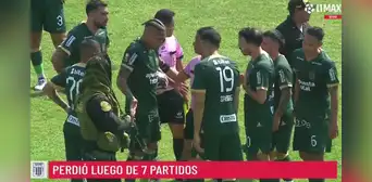 Paolo Guerrero y su fuerte reclamo contra Joel Alarcón al final del partido por sus polémicas decisiones Paolo Guerrero y su fuerte reclamo contra Joel Alarcón al final del partido por sus polémicas decisiones