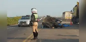 Accidente en Trujillo: 3 fallecidos por choque de tráiler y mototaxi en la vía de Evitamiento de Huanchaco Accidente en Trujillo: 3 fallecidos por choque de tráiler y mototaxi en la vía de Evitamiento de Huanchaco