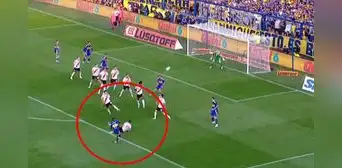¡Palo! Luis Advíncula estuvo a punto de anotar genial golazo de zurda en el Boca vs River ¡Palo! Luis Advíncula estuvo a punto de anotar genial golazo de zurda en el Boca vs River