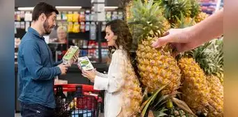 ¿El nuevo Tinder?: la nueva tendencia en Perú de buscar pareja en supermercados con una piña al revés